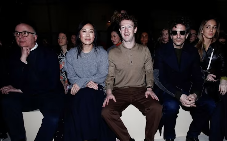 Ông chủ Facebook xuất hiện tại show Prada, điều gì phía sau?