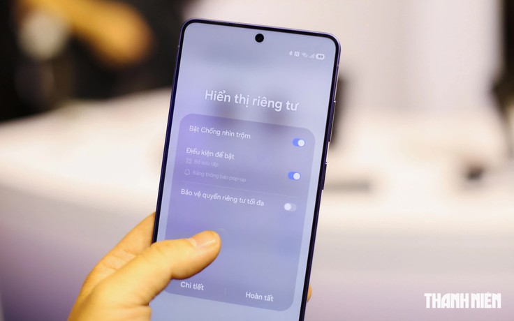 So màn hình riêng tư của Galaxy S26 Ultra với miếng dán chống nhìn trộm