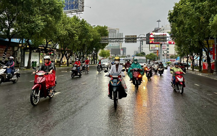 Bất ngờ mưa lớn kéo dài giữa mùa khô Nam bộ, vì sao?