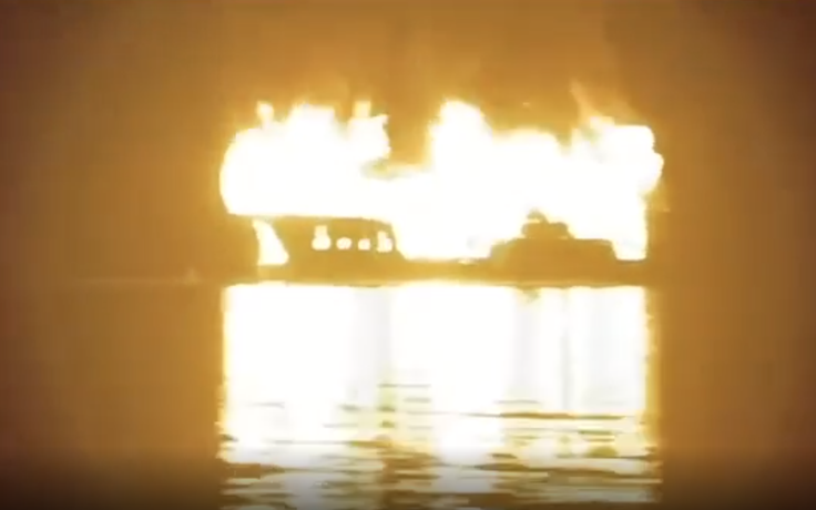 Tàu du lịch cháy ngùn ngụt trên vịnh Hạ Long