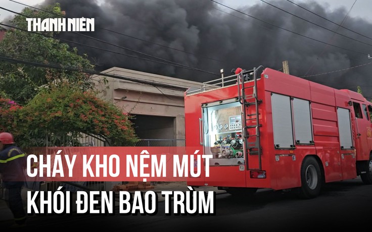 Cháy lớn kho nệm mút ở Củ Chi, khói đen bao trùm