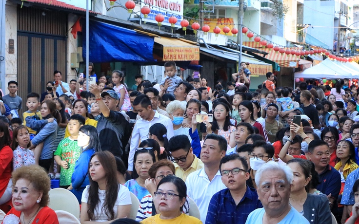 'Biển người' đổ về đường Hà Tôn Quyền TP.HCM chơi Lễ hội Nguyên tiêu