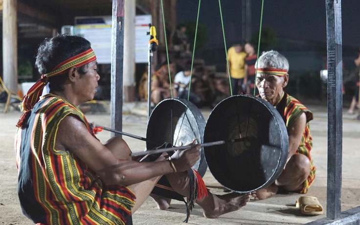 Vật thiêng của làng: Bộ chiêng được sùng kính 'như tổ tiên'