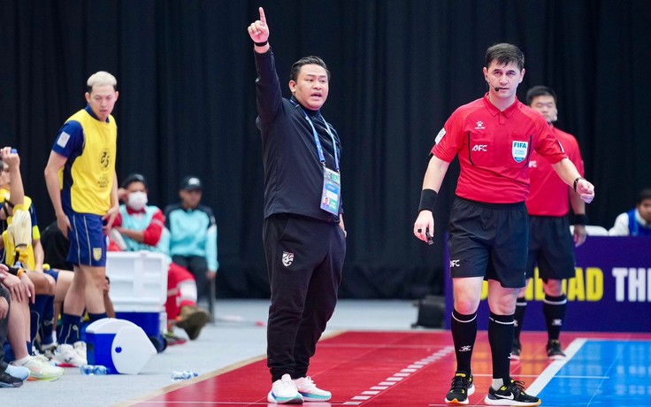 HLV Thái Lan xin lỗi, lý giải thất bại trước Iraq: Bất ngờ nhắc đến đội tuyển Việt Nam