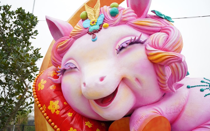 Linh vật ngựa 10 tấn màu hồng 'lên sóng' Tết Bính Ngọ, nhận mưa lời khen