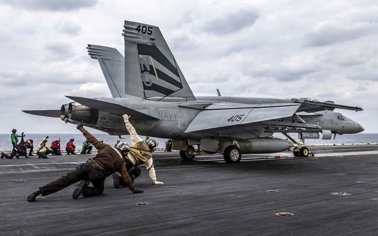 Mỹ bắn hạ UAV Iran áp sát tàu sân bay