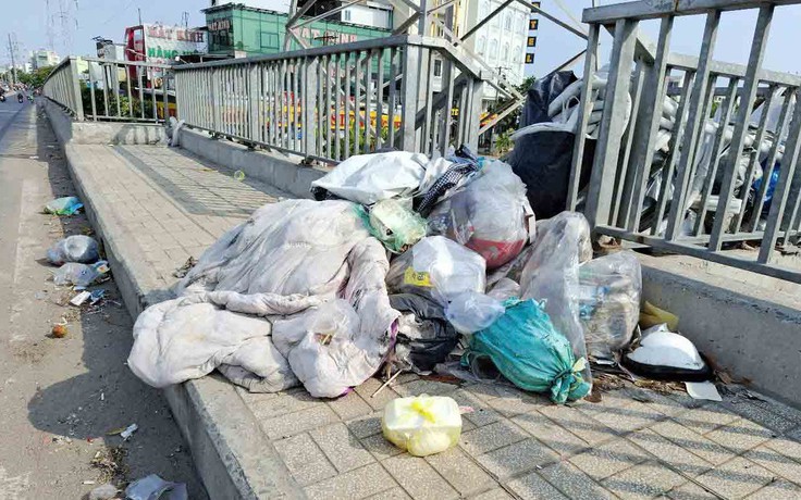 Rác tràn lan trên cầu và bên đường