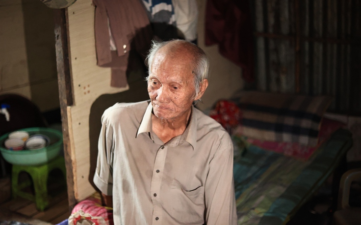 Xóm ve chai ở TP.HCM: 'Năm nay tôi cũng chờ mà chưa thấy ai cho'