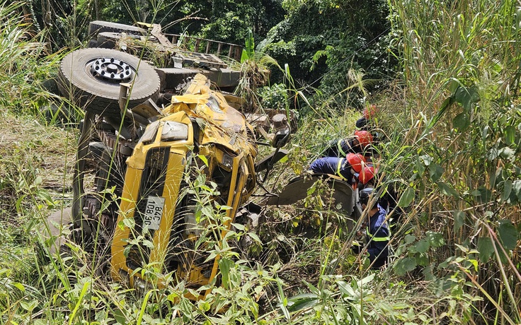 Xe tải lao xuống vực khi đổ đèo Bảo Lộc, tài xế tử vong
