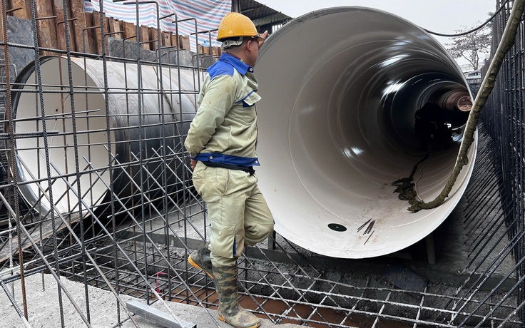 Cận cảnh dự án thoát nước 'khu biệt thự triệu đô' qua đê sông Hồng