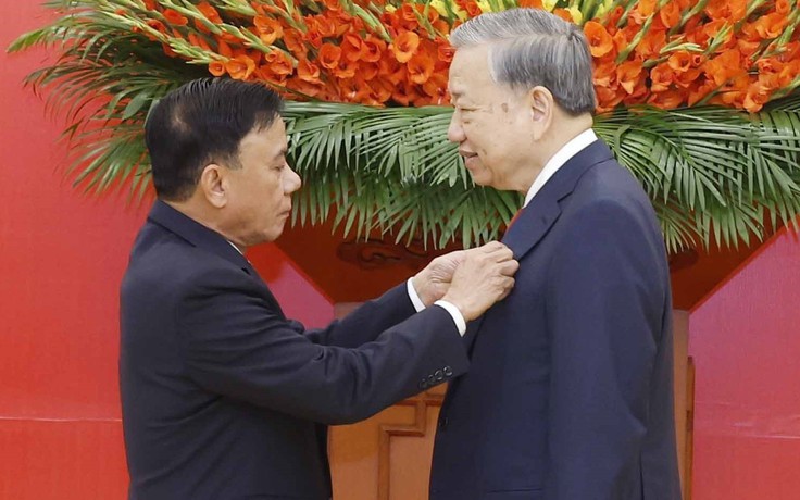 Tổng Bí thư Tô Lâm nhận Huy hiệu 45 năm tuổi Đảng