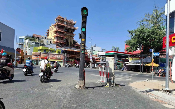 Trụ đèn giao thông đứng giữa đường