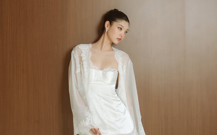 Slip dress phối áo khoác cho những bữa tiệc sang trọng cuối năm