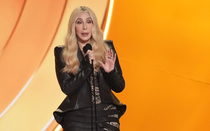 Sự thật đằng sau sự cố 'ngớ ngẩn' của danh ca Cher tại Grammy 2026