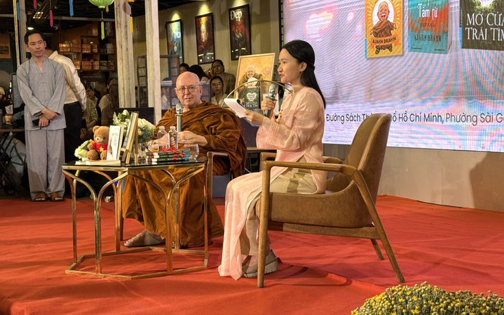 Đường sách TP.HCM nồng hậu đón thiền sư Ajahn Brahm - tác giả 'Mở cửa trái tim'
