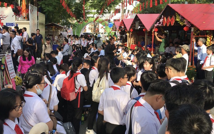 Đông nghịt người đổ về hội xuân kiểu... 'miệt vườn'