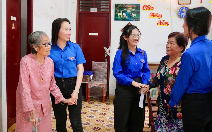 Người trẻ Báo Thanh Niên mang tết sớm đến với các cụ già neo đơn