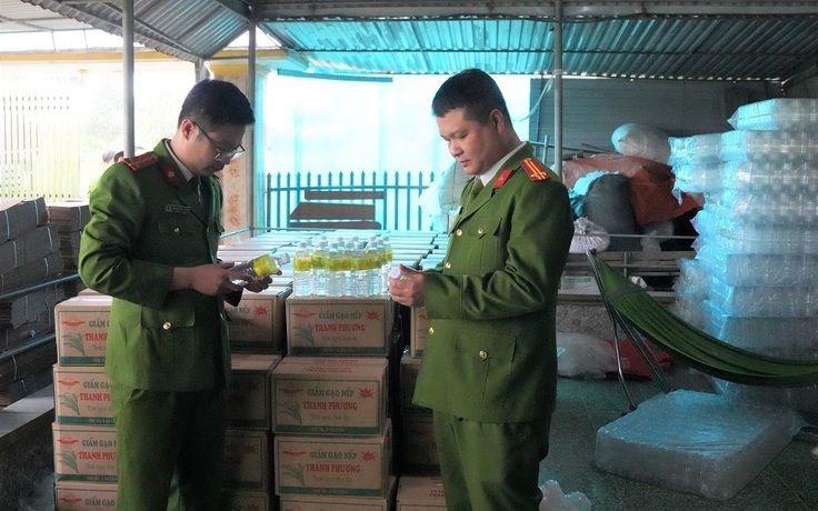 Hóa chất và nước lã cho 'ra lò' 60.000 lít 'giấm gạo lên men tự nhiên'