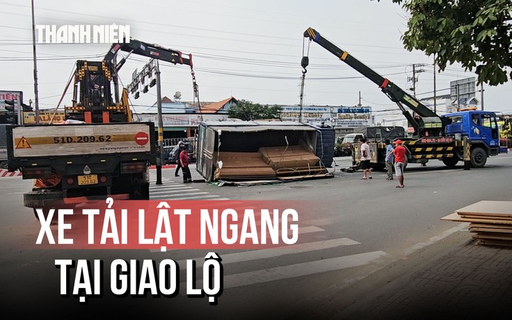 Xe tải lật ngang khi quay đầu tại giao lộ gây tắc đường, xe nối đuôi nhiều km