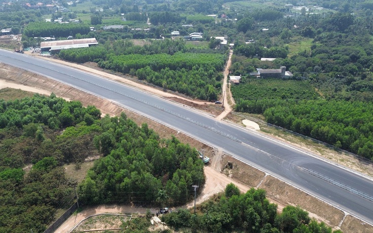 Cao tốc sắp thông xe, nhiều hộ dân chưa có lối đi