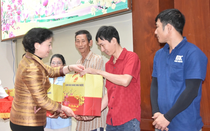Phó thủ tướng Phạm Thị Thanh Trà trao quà tết cho người dân Đồng Tháp