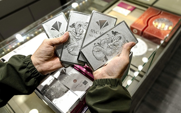 Mỗi kg bạc giảm hơn 12 triệu, người 'đu đỉnh' lỗ 46 triệu đồng/kg