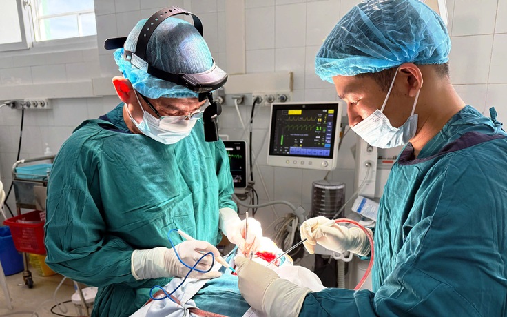 Đà Nẵng: Cứu sống người đàn ông bị máy cưa gạch cắt đứt vùng cổ