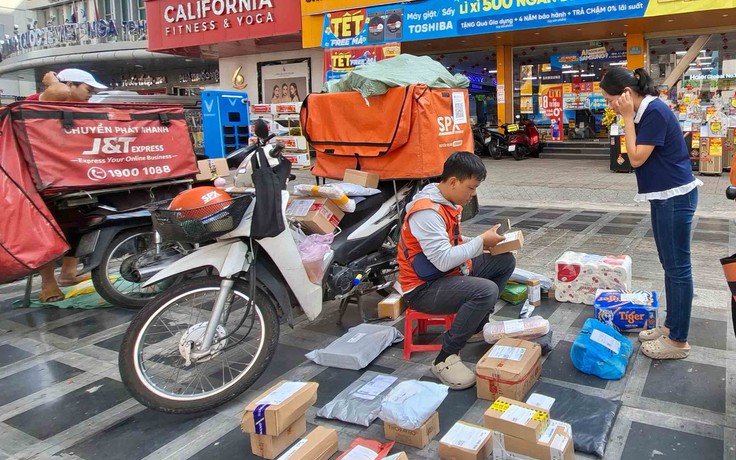 Những chàng shipper “tăng tốc” giao hàng dịp tết