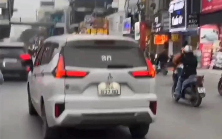 Làm rõ vụ xe ô tô gắn đèn LED xúc phạm lực lượng công an