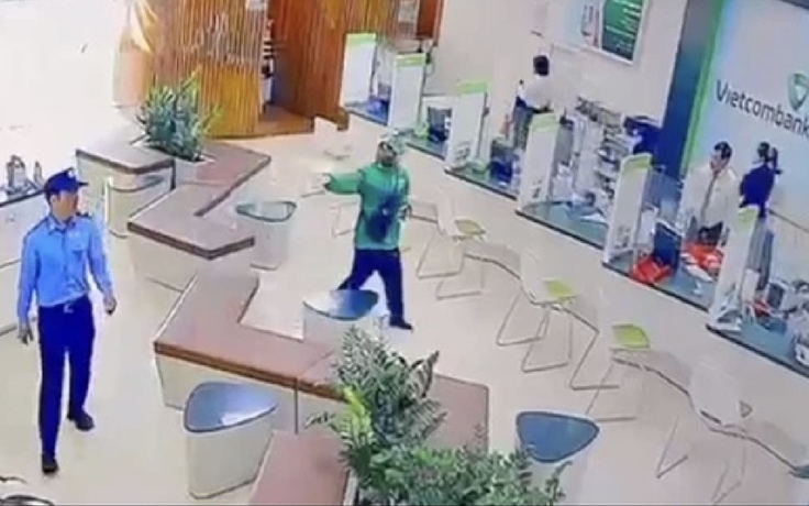 Thu 4 khẩu súng khi bắt 2 nghi phạm cướp ngân hàng ở Gia Lai