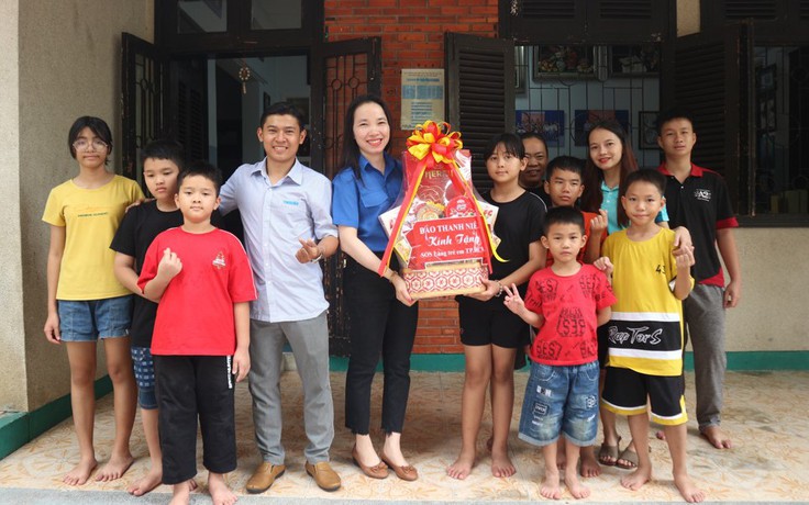 Người trẻ Báo Thanh Niên mang quà đến cho các trẻ em tại Làng SOS
