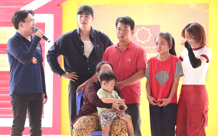 Xót xa cảnh người cha tần tảo, gồng gánh nuôi vợ khuyết tật và 3 con thơ