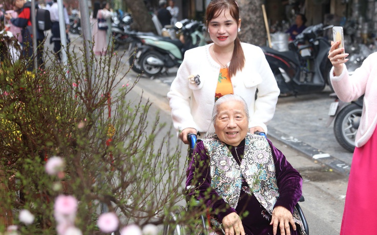 Người Hà Nội tìm về chợ hoa phố cổ sắm tết