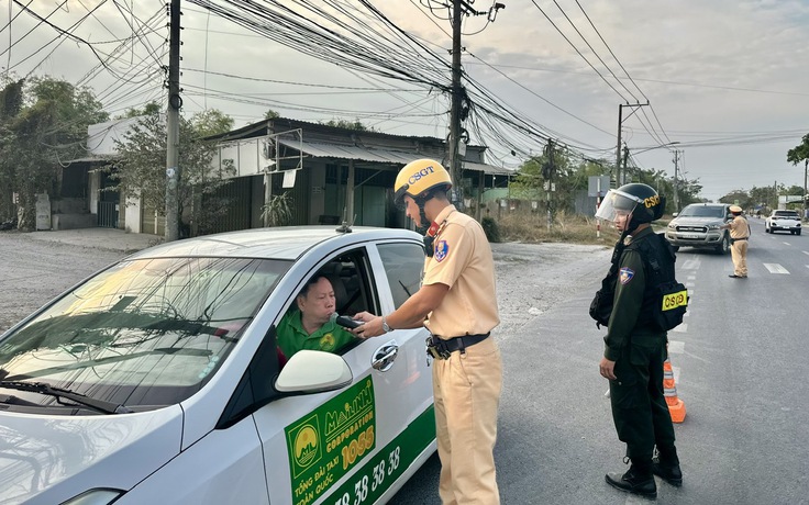 CSGT Tây Ninh ra quân siết chặt an toàn giao thông dịp tết