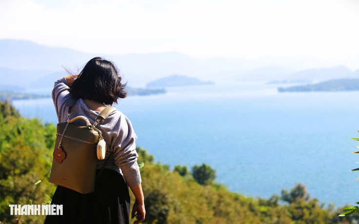 Lữ khách bâng khuâng trên cung đường khác lạ đi Đà Lạt