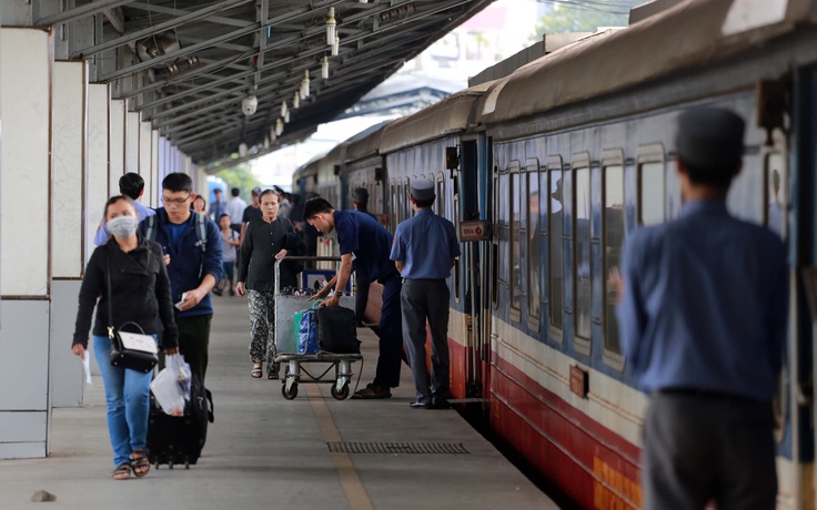 Nhiều người trễ chuyến tàu tết về quê vì kẹt xe khắp nơi