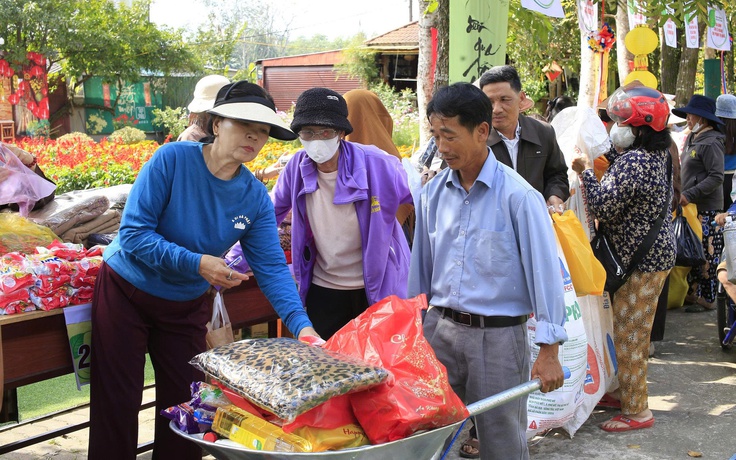 Đẩy xe rùa dạo chợ tết ở tổ đình Sắc Tứ Tịnh Quang