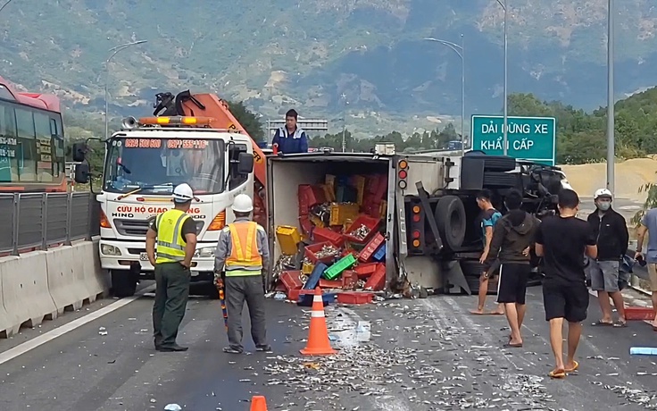 Tai nạn trên cao tốc Cam Lâm - Vĩnh Hảo, giao thông ùn tắc kéo dài