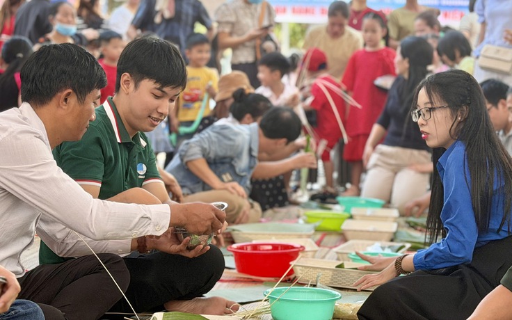 Hàng trăm công nhân TP.HCM trổ tài gói bánh tét, nấu mâm cơm tết