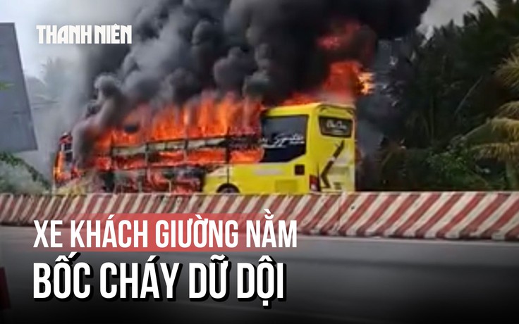 Cận cảnh xe khách giường nằm bốc cháy dữ dội trên quốc lộ 60