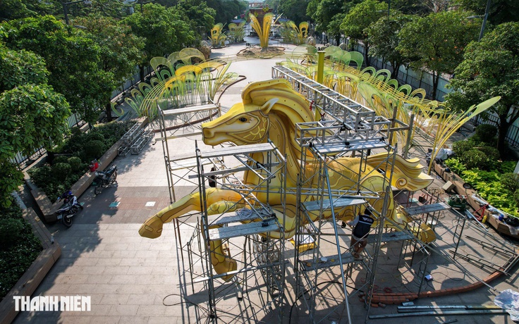 Linh vật tết 2026 gây choáng ngợp: Ngựa vàng oai phong trên đường hoa Nguyễn Huệ