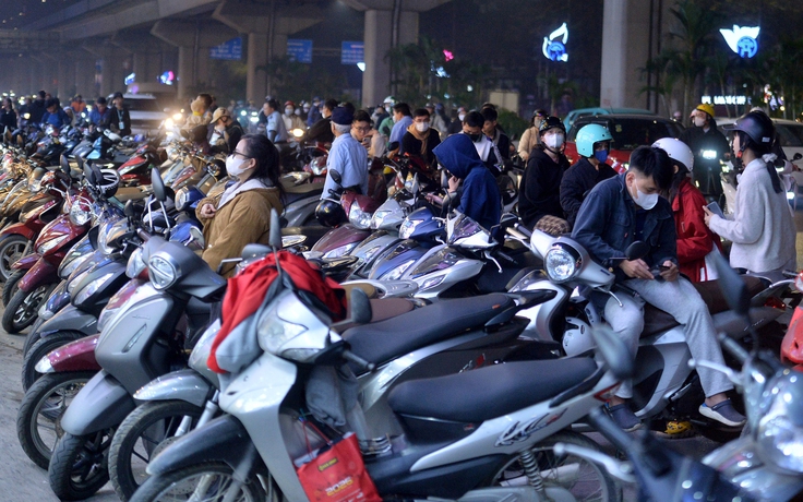 Phố thời trang Hà Nội quá tải vì người dân sắm tết sớm