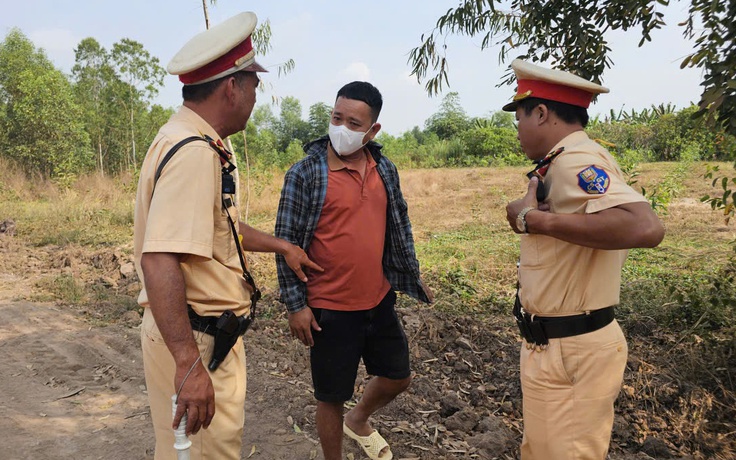 CSGT mật phục bắt xe ben chở đất chất 'cao như núi' phóng bạt mạng trên đường