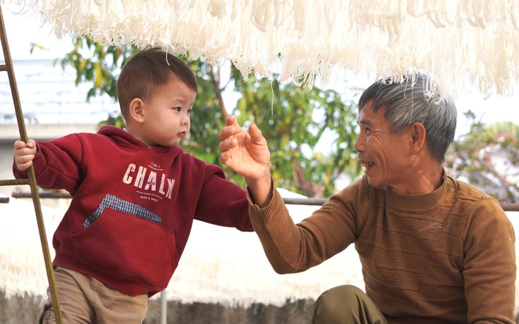 Cuộc sống ấm no, hạnh phúc nhờ làm miến gạo