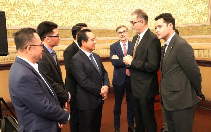 Bí thư và Chủ tịch TP.HCM gặp gỡ cơ quan đại diện nước ngoài