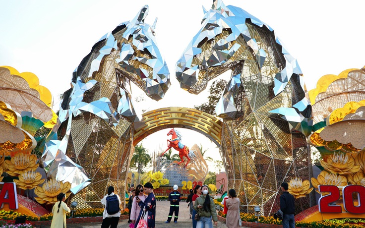 Linh vật ngựa Tuy Hòa: Choáng ngợp 3 đại cảnh ngựa ‘khủng’ đua top