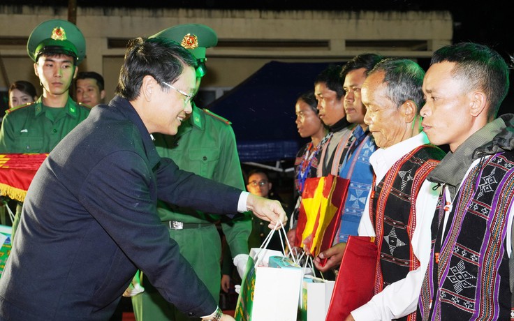 'Xuân biên phòng ấm lòng dân bản': Nghĩa tình sâu nặng nơi biên giới Việt - Lào
