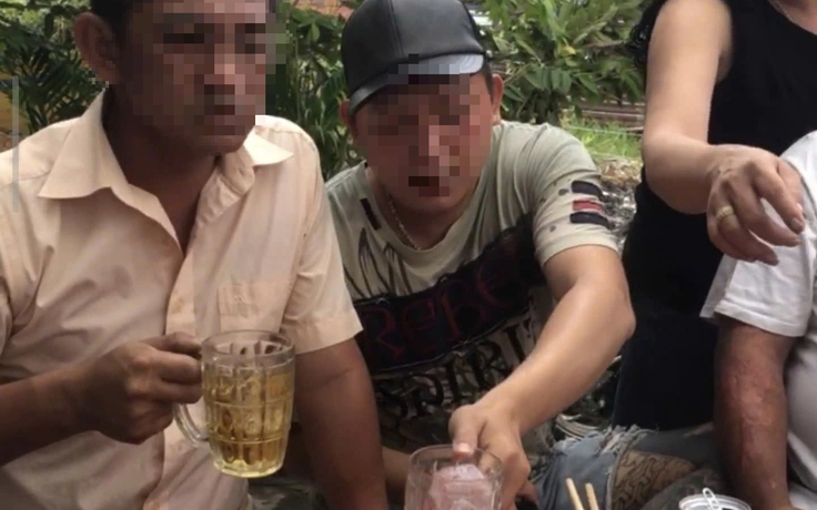 Ngày tết: Được mời rượu bia mừng xuân liên tục có thể gây căng thẳng ức chế