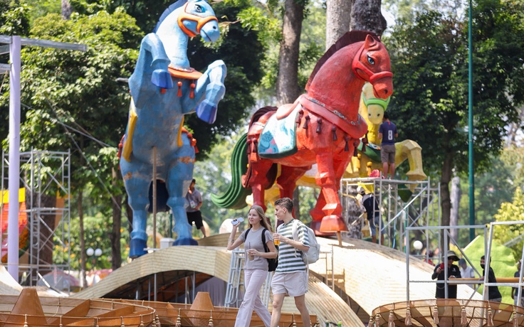 Hội hoa xuân TP.HCM Tết Bính Ngọ: Linh vật ngựa lộ diện ở công viên Tao Đàn