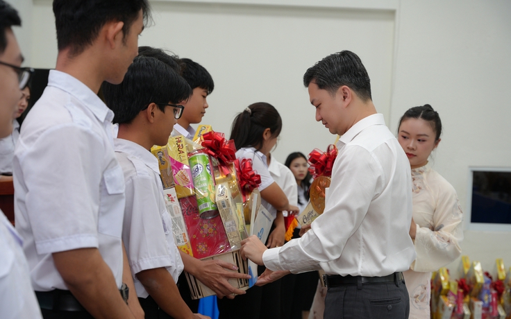 Trao quà tết – Gửi trọn niềm tin tới cán bộ Hội Sinh viên